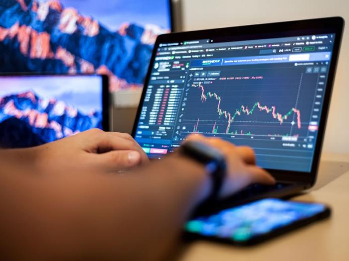 Gambar, Foto Stok, Objek 3D, & Vektor Stock trader | Shutterstock