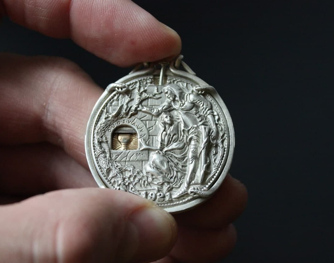 Pendant Holy Grail Coin Morgan Removable Sword Dollar Silver Hobo – MovieShopDolls