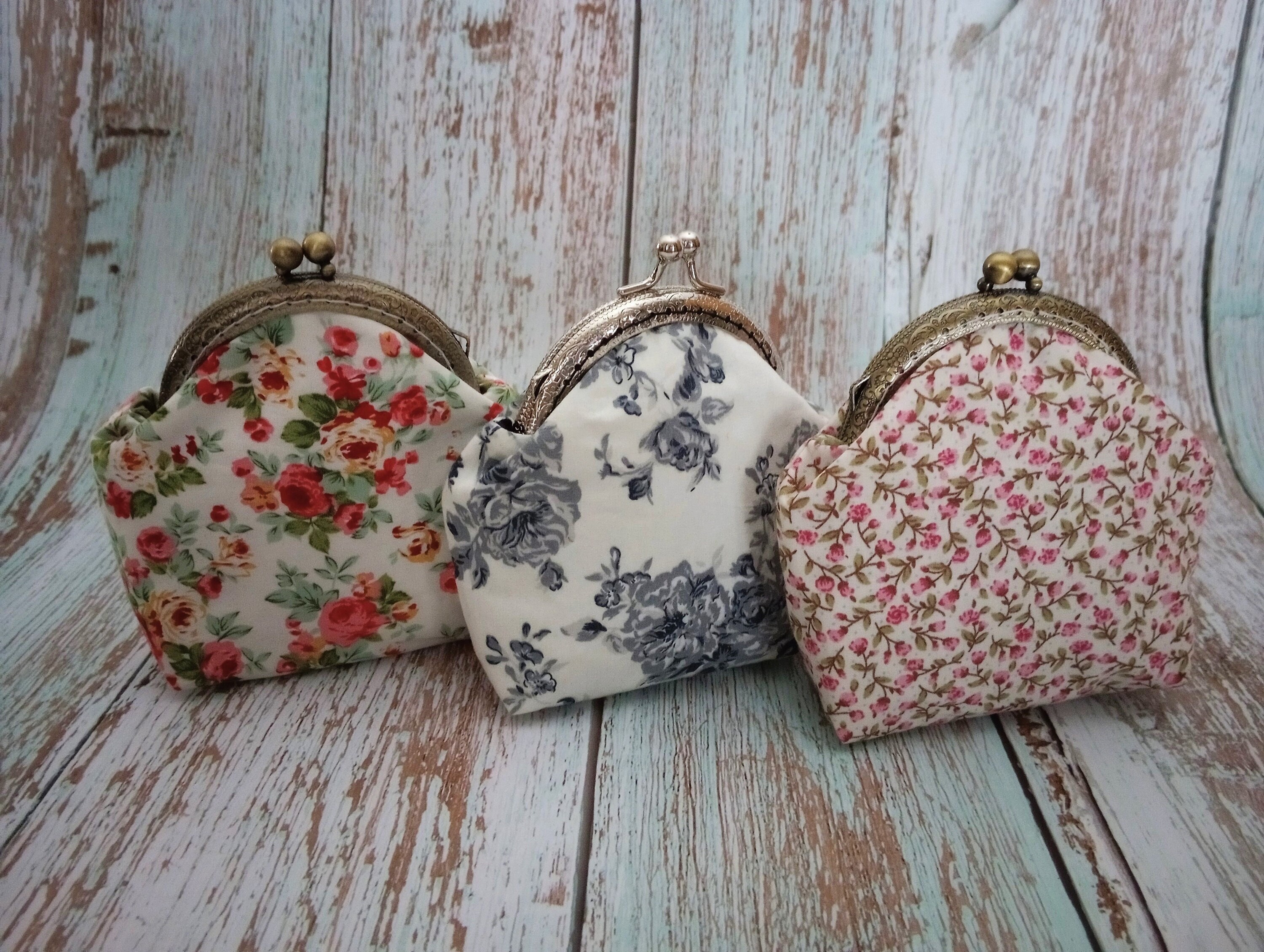 Ravelry: Geometric pattern clasp coin purse pattern by Ester Basimaker