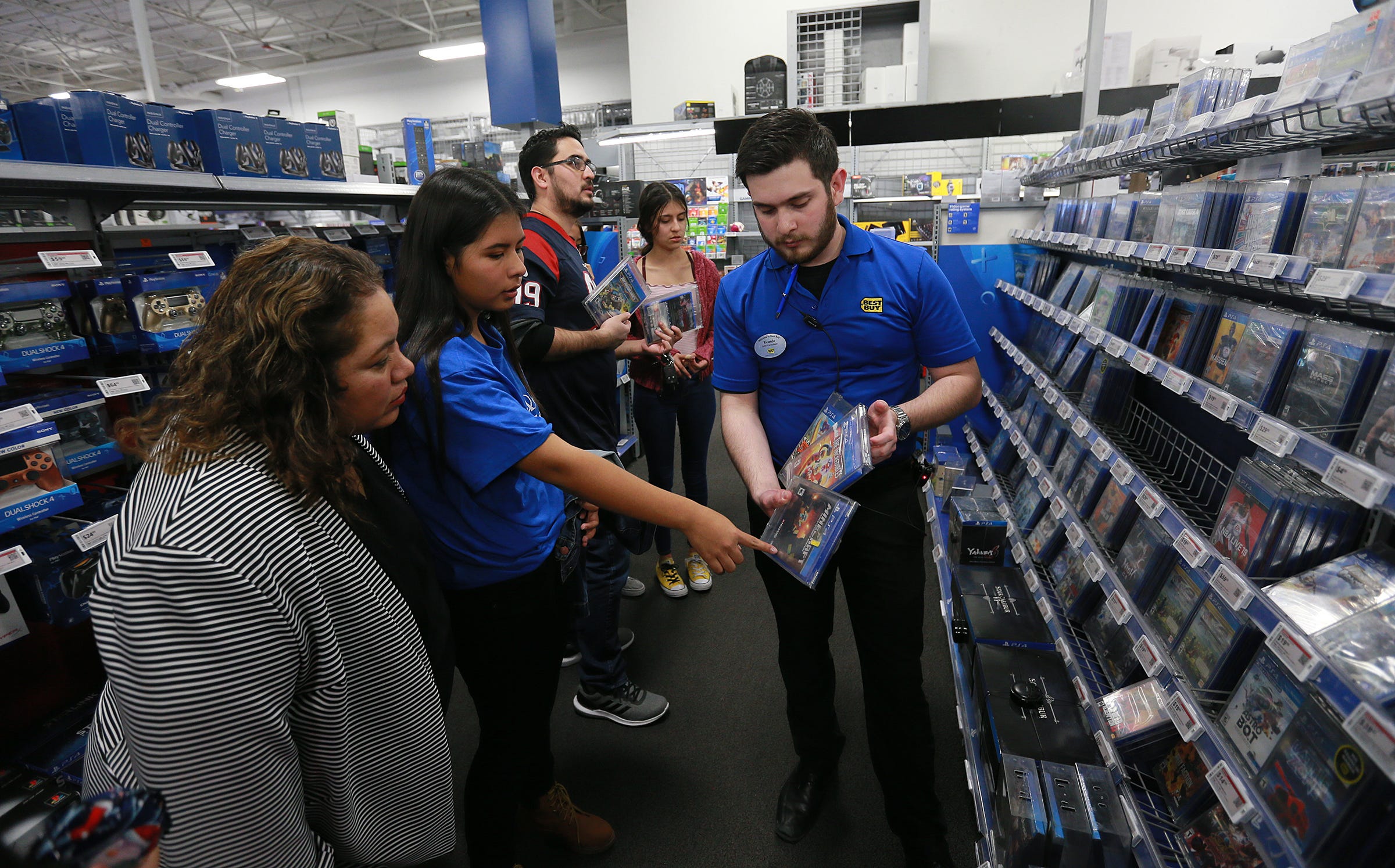 El Paso girl takes Make-A-Wish Foundation shopping spree at Best Buy