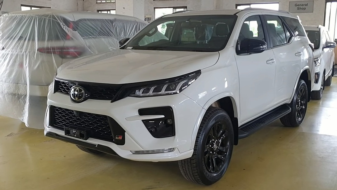 Toyota Fortuner GR-Sport Price, Specs, Top Speed & Mileage in India (New Model)