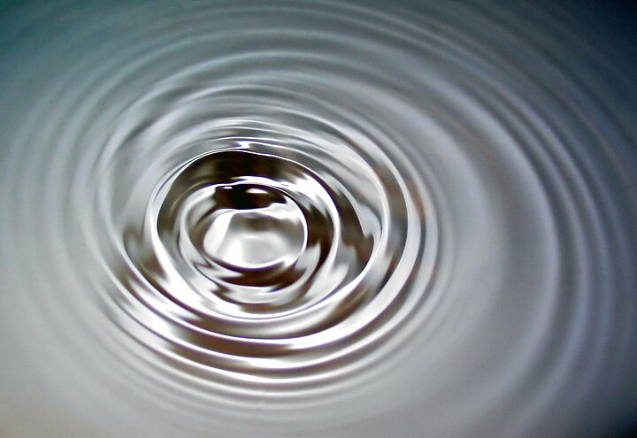 RIPPLE | English meaning - Cambridge Dictionary