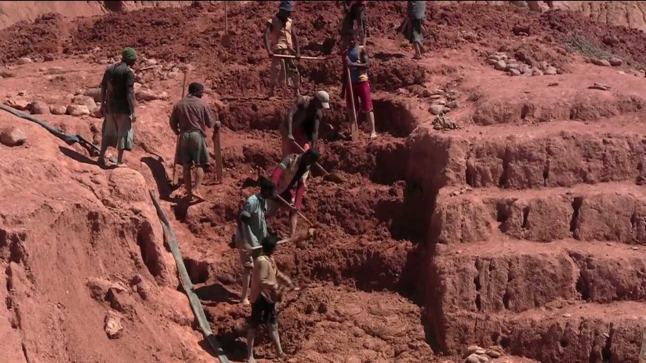 Sapphire Mining in Ceylon