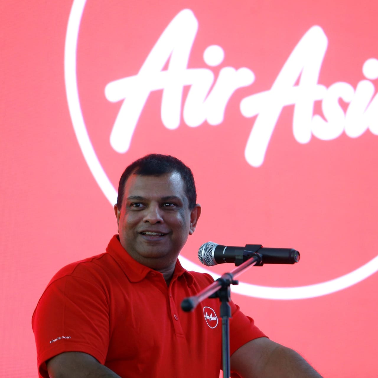 AirAsia to Have All Planes Back in Sky by May, Tony Fernandes Says - Video - BNN